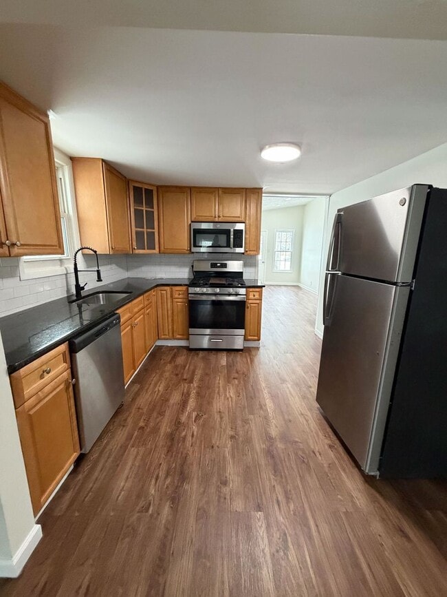 Building Photo - Freshly Renovated Home in Convenient Locat...