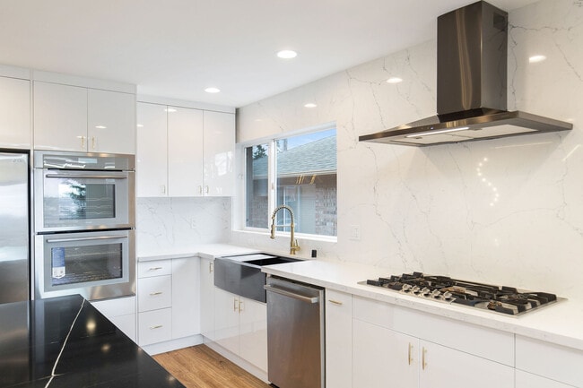 Building Photo - 4403 Powell Pl S