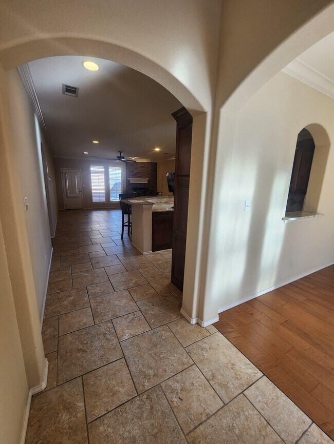 Building Photo - 3 bed 2 bath patio home, 3 car garage!