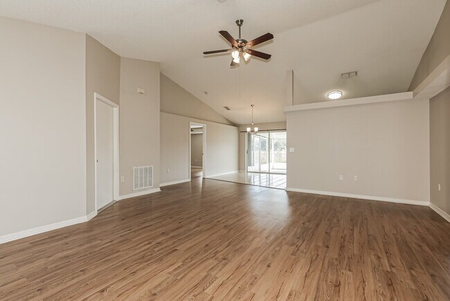 Building Photo - 38926 Carr Dr