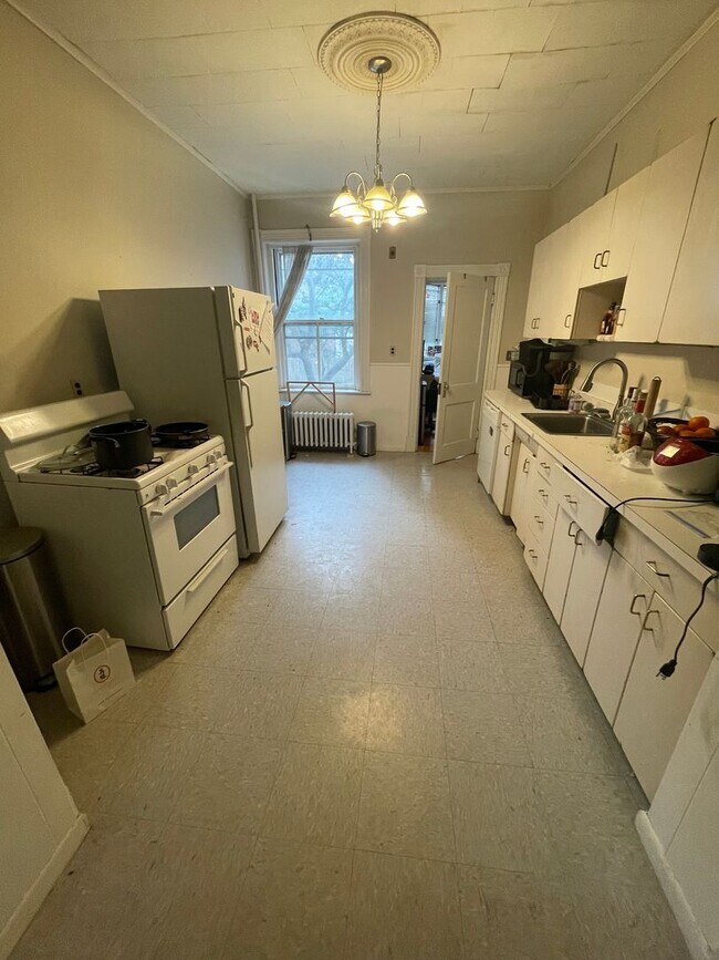 Building Photo - 9/1 No Fee! Massive 4BR/1.5BA near Audubon Circle, BU, Kenmore, Longwood!