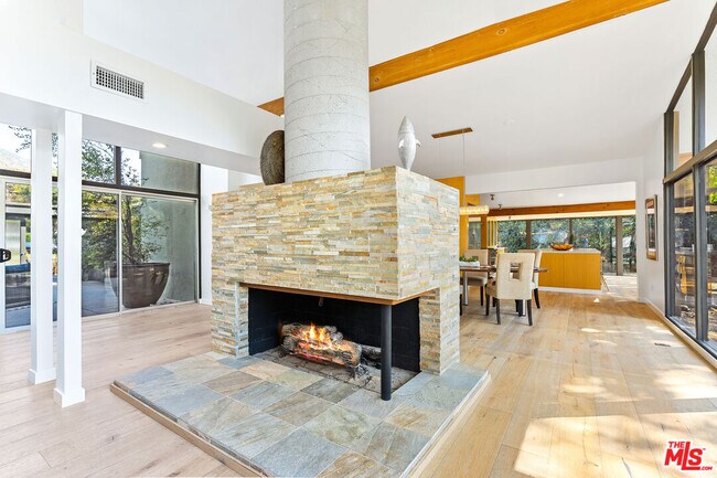 Building Photo - 6225 Frondosa Dr