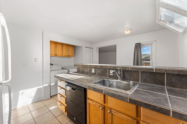 Building Photo - Great location near City Park!