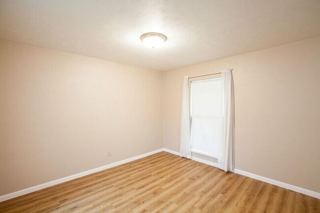 Building Photo - 921 Mossvine Dr