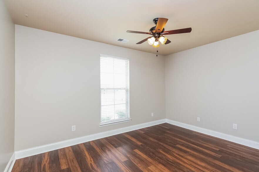 Building Photo - 2851 S Hartland