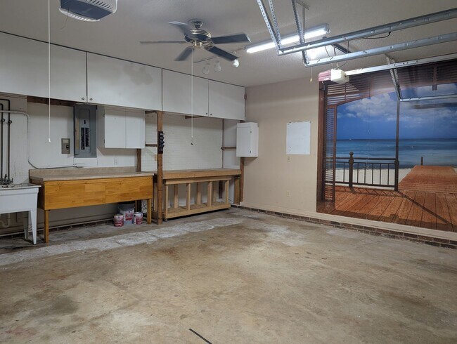 Building Photo - Beautiful home located on a cul-de-sac  in...