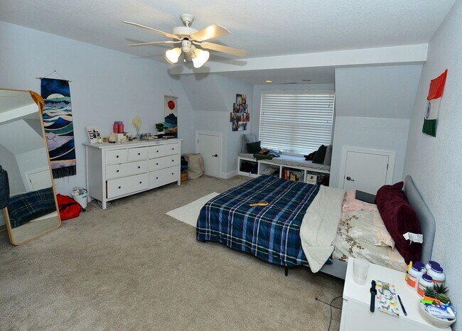 Building Photo - Beautiful Townhome/condo