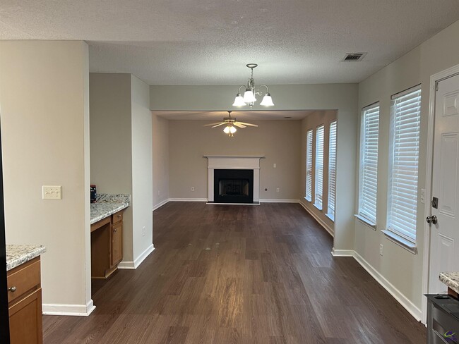 Building Photo - 401 Timberwind Dr