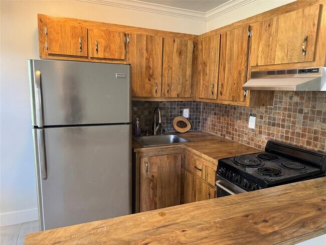 Building Photo - 5162 NE 6th Ave