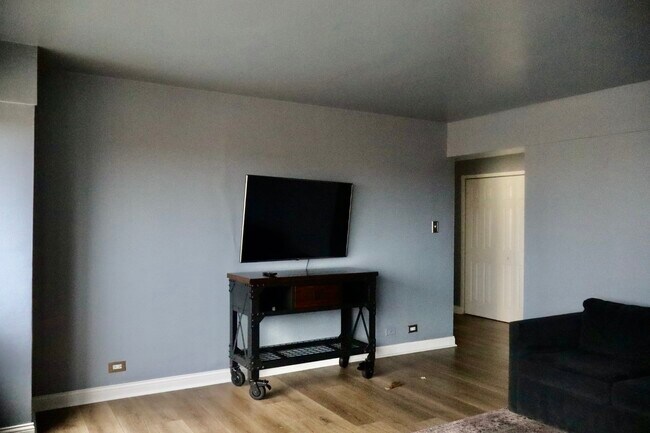 Building Photo - 7337 S South Shore Dr