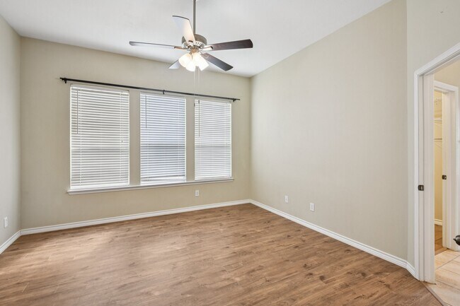 Building Photo - 3026 Sunset Park Dr
