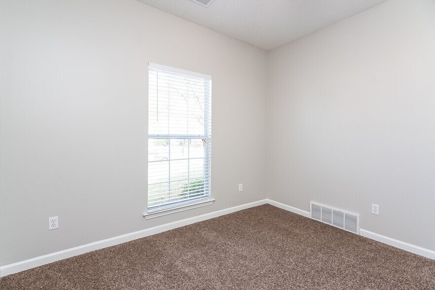 Building Photo - 5820 Lillian Bend Dr