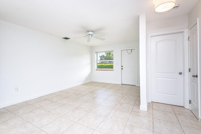 Building Photo - 121 SW 2nd Ave