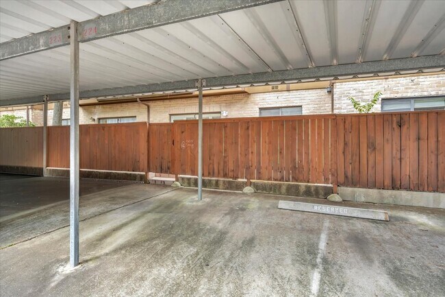 Building Photo - 11711 Memorial Dr