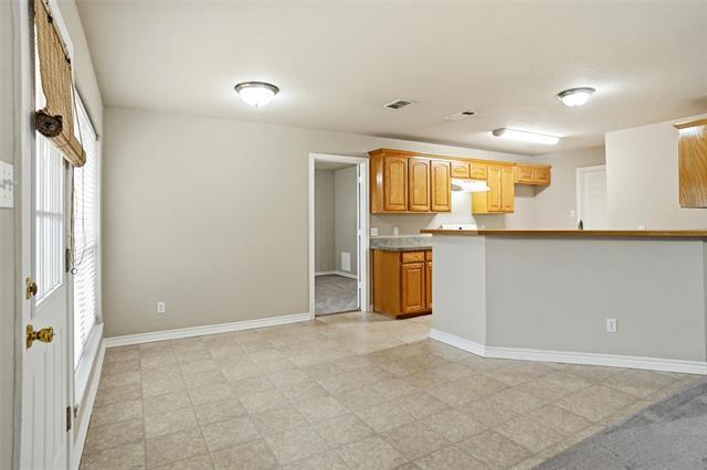 Building Photo - 612 N Ave C