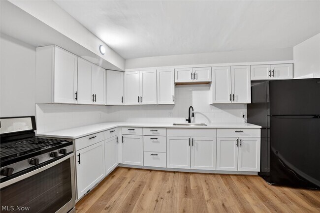 Building Photo - 681 E 258th St