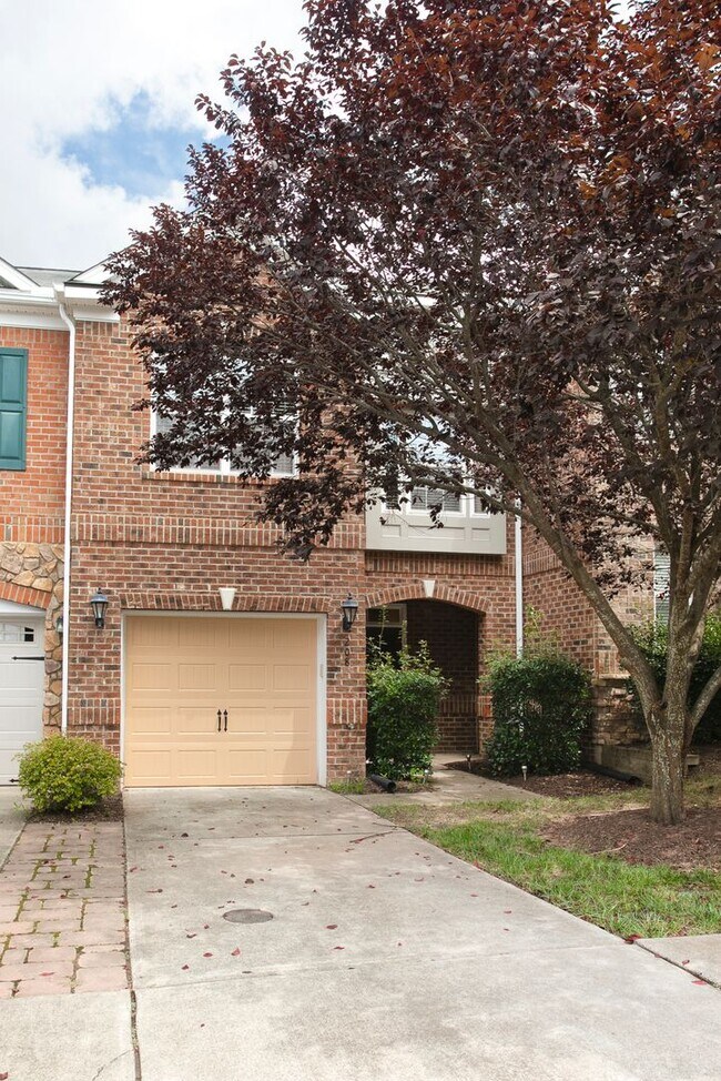 Building Photo - Gorgeous 2 Bedroom Townhome In Great West ...