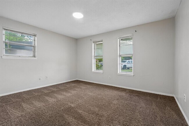 Building Photo - 3005 SE 51st St