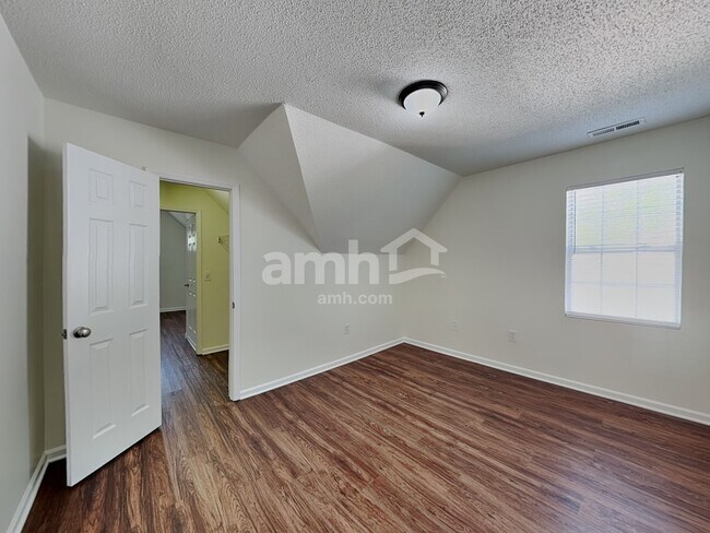 Building Photo - 419 Parallel Dr