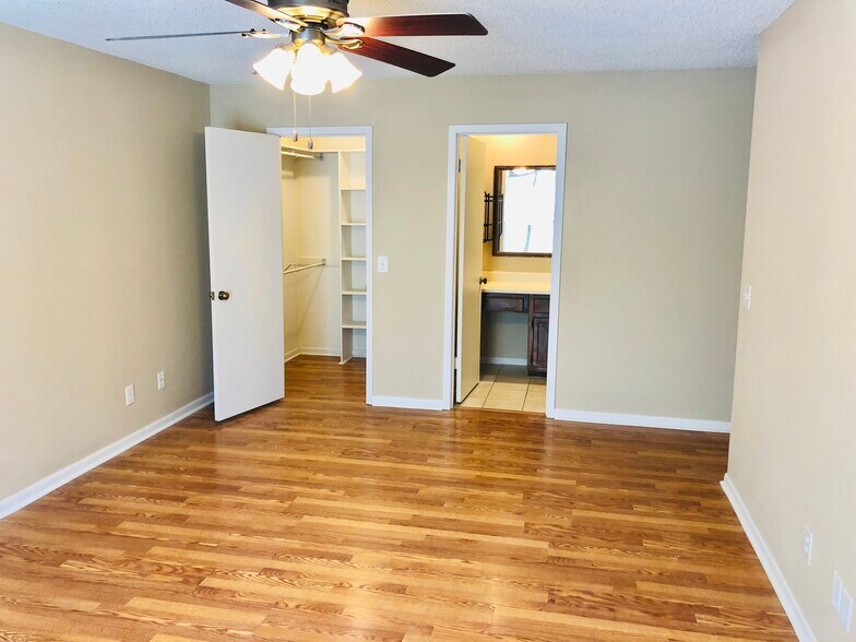 Building Photo - 2255 Thousand Oaks