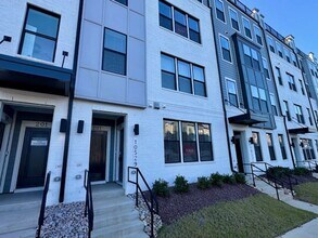 Building Photo - Modern Elegance in Prime North Raleigh!