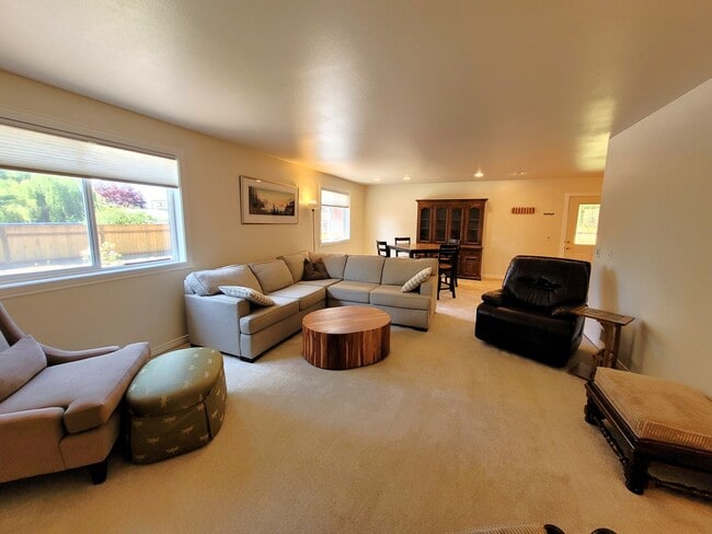 Building Photo - Fully Furnished Cottage 1 Bedroom - Marine Dr