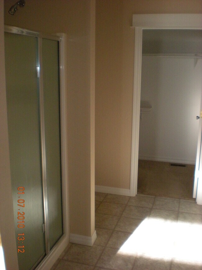 Building Photo - Beautiful 3 Bedroom 2 Bathroom House  **NE...