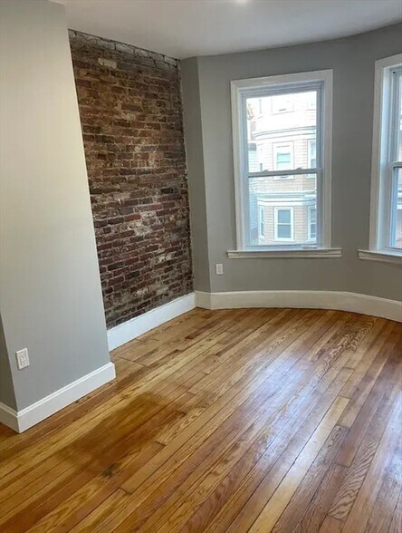Building Photo - 42 Saxton St