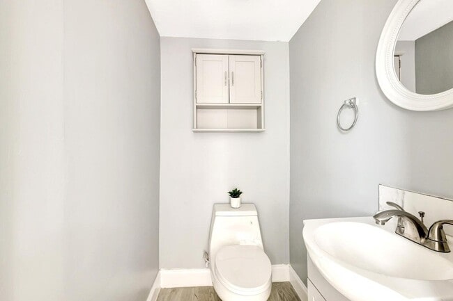 Building Photo - 448 Roseland Dr