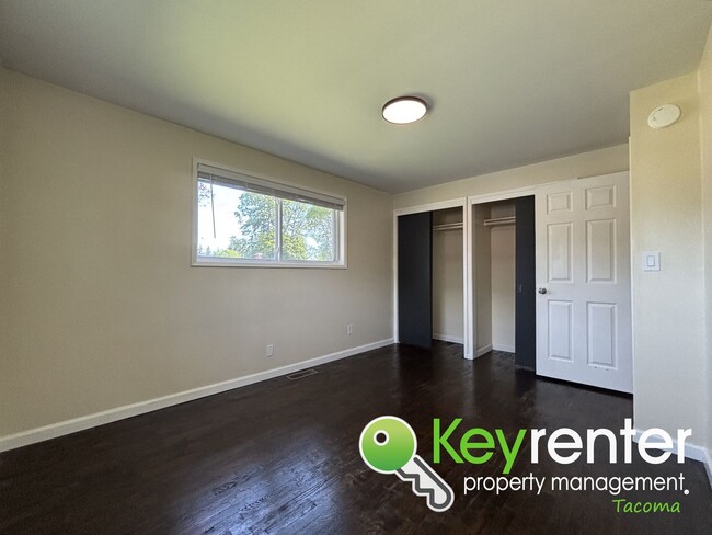 Building Photo - Gorgeous 3 Bed 1 Bath Home in Lakewood, WA!
