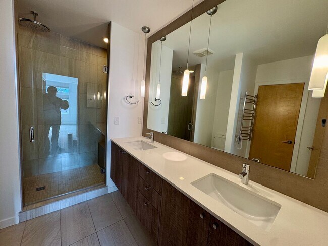 Building Photo - Beautiful West Seattle Townhome