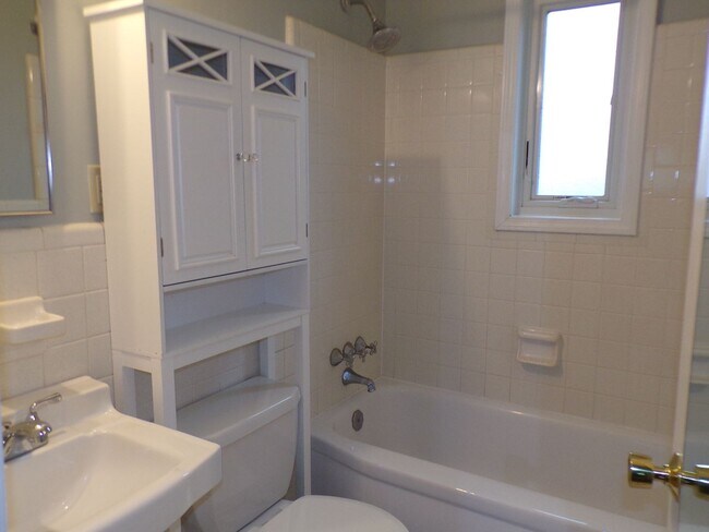 Building Photo - Beautiful Three Bedroom House in N Arlington; Dominion Hills