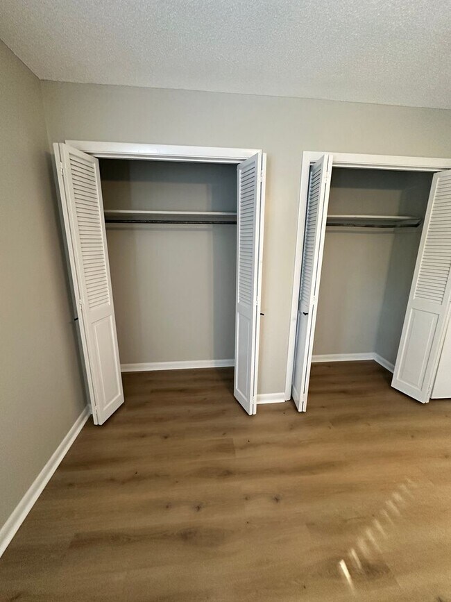 Building Photo - Beautiful 2 Bedroom 1.5 Bath Townhome!