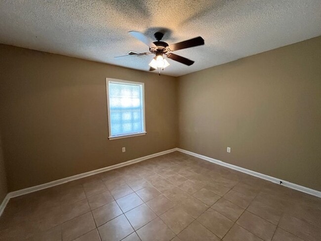 Building Photo - Renovated 3 Bedroom 1 Bath Home for Rent!