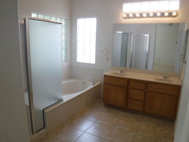 Building Photo - Sun City Anthem home right on the golf course!