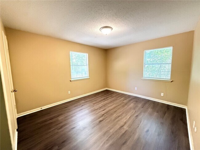 Building Photo - 2208 Sycamore Pl