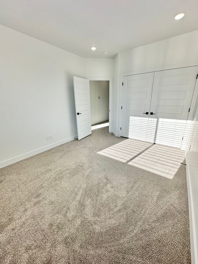 Building Photo - PET FRIENDLY!! HURRICANE TOWNHOME! END UNIT!