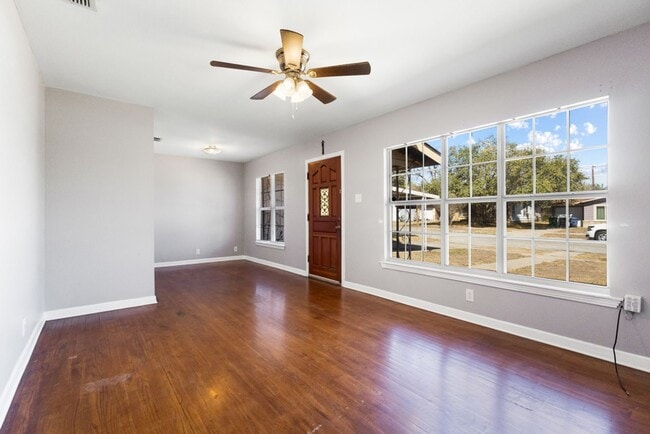 Building Photo - Charming Home Awaits: Spacious & Modern Living in a Prime Location