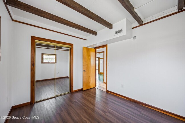 Building Photo - 485 N Shore Dr