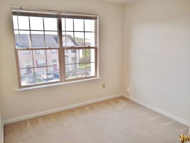 Building Photo - 3 Bed / 2 Bath Single Family Townhome