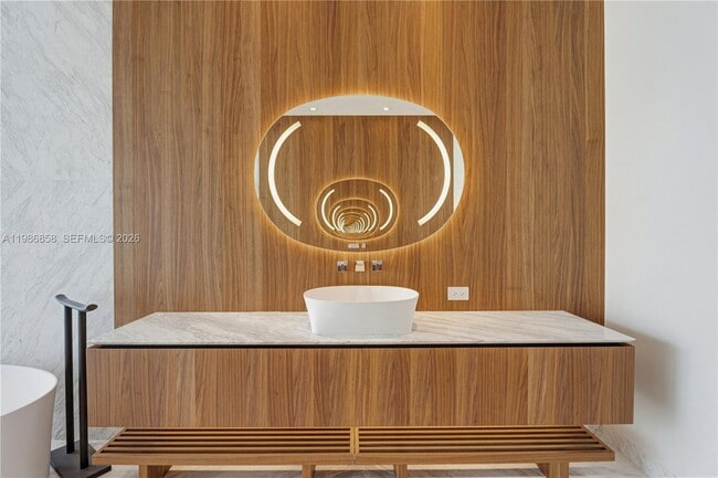 Building Photo - 5 Grove Isle Dr