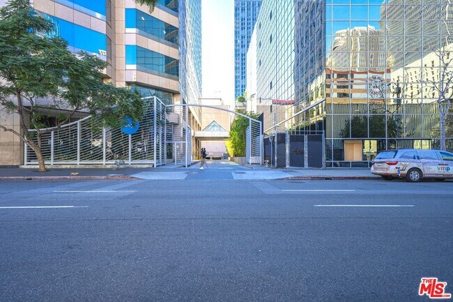 Building Photo - 801 S Grand Ave