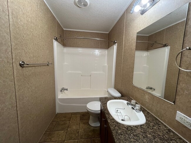 Building Photo - Country Living at it's finest! 4 Bedroom, ...