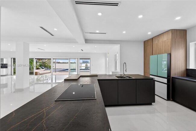 Building Photo - 1101 S Shore Dr