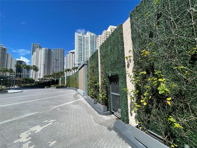 Building Photo - 540 Brickell Key Dr