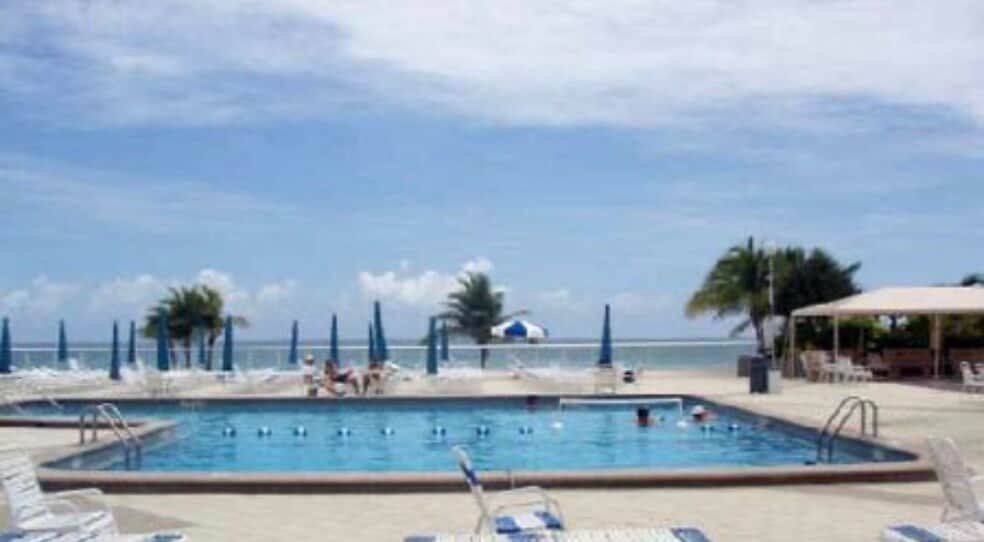 Building Photo - 2030 S Ocean Dr