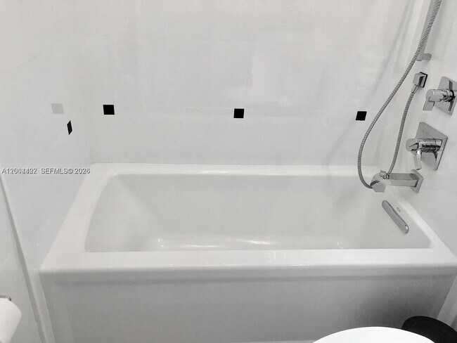 Building Photo - 2140 NE 180th St