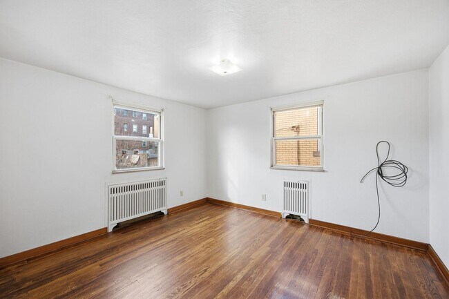 Building Photo - Triplex