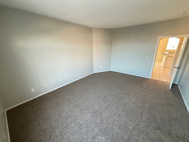 Building Photo - Spacious 3Bed/3Bath Two Story Home Located...