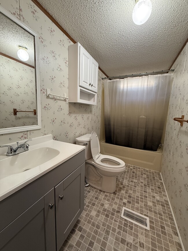 Building Photo - 147 Hiatt Ln